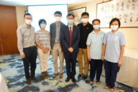 領受長期服務獎同事大合照。左起：陳君賜教授、衞善敏博士、書院教職員聯誼會主席鍾樂偉先生、院長陳新安教授、曾栢亮先生、許蕙琼女士及梁妙儀女士。
